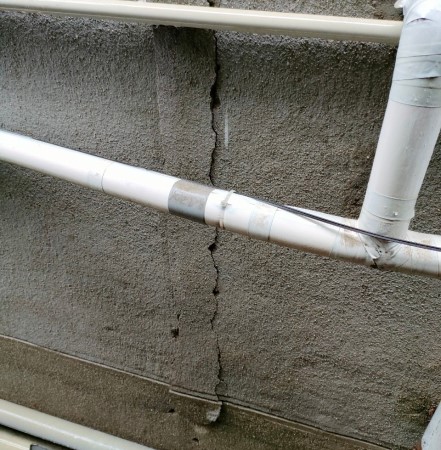 外壁のひび割れ　構造クラック　雨漏り調査